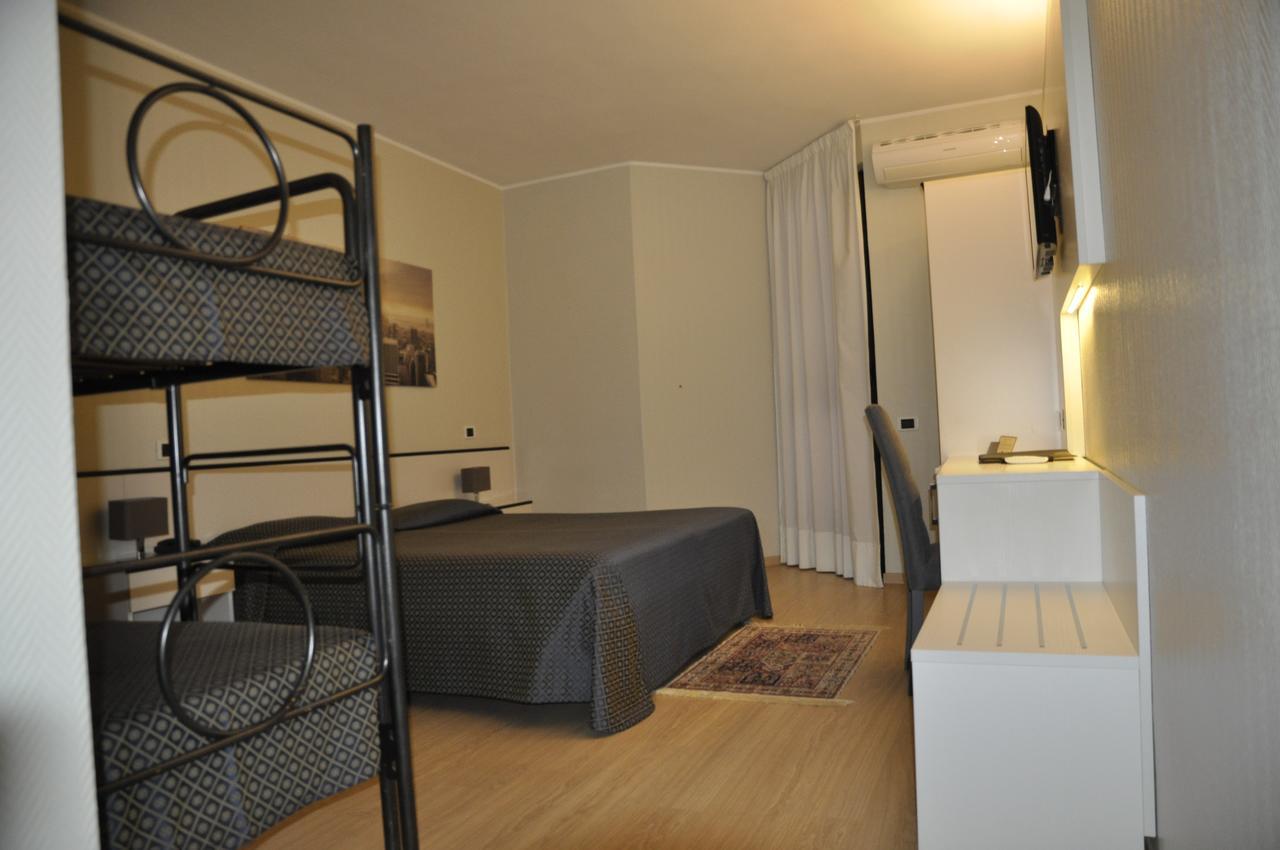 Hotel Est ปีออมบีโน ภายนอก รูปภาพ